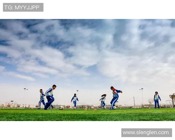 在泥泞中追逐梦想的青春足球赛场上拼搏的故事