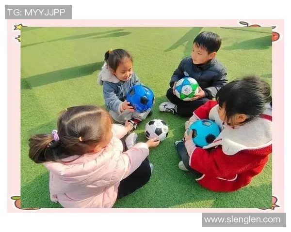 快乐小朋友在阳光下踢足球的童趣画卷展现童年梦想与友谊的美好瞬间